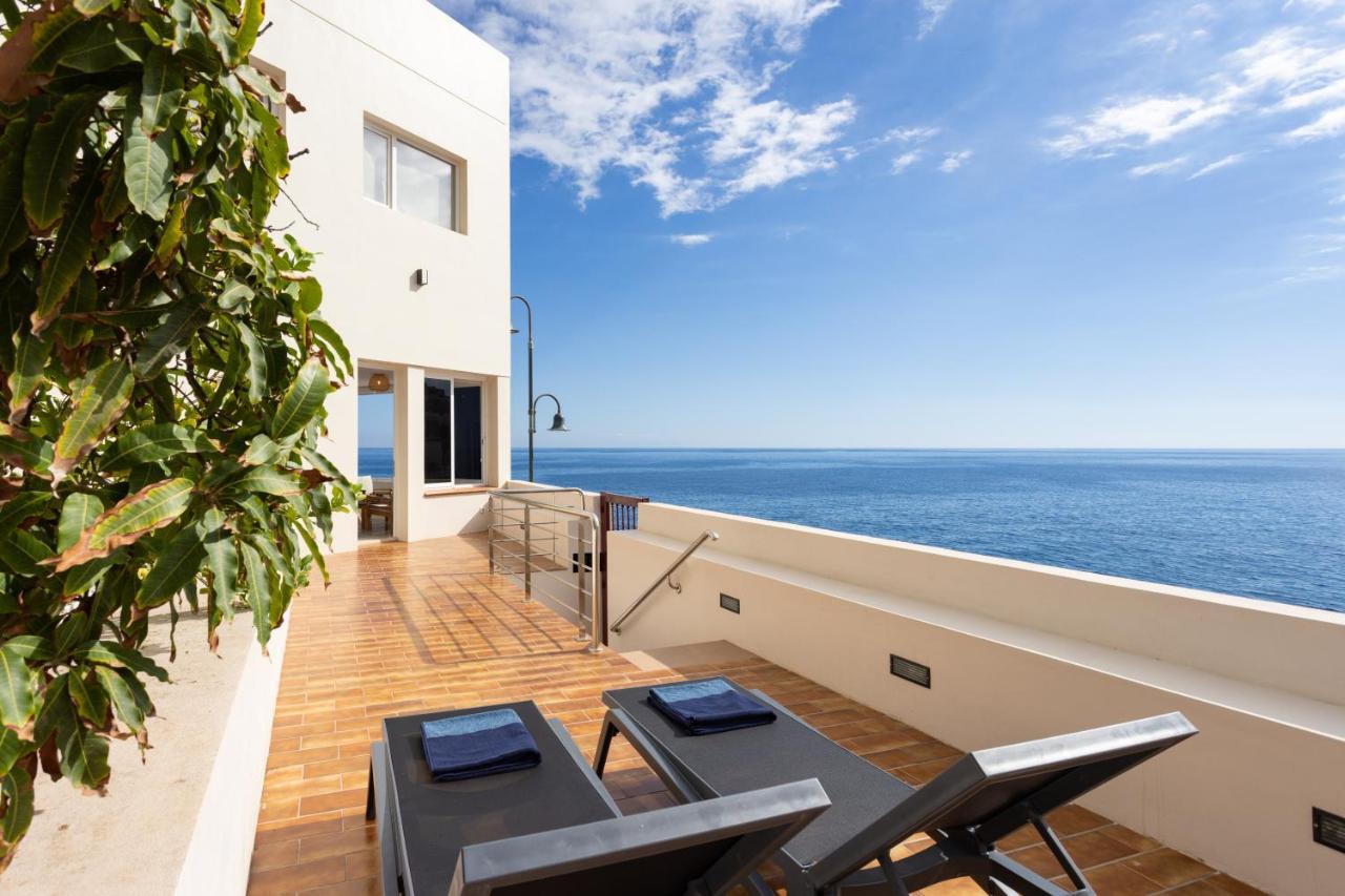 Home2Book Stunning Beachfront House With Sea Views กันเดลาเรีย ภายนอก รูปภาพ