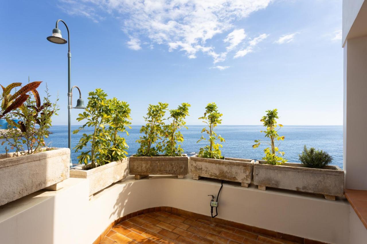 Home2Book Stunning Beachfront House With Sea Views กันเดลาเรีย ภายนอก รูปภาพ